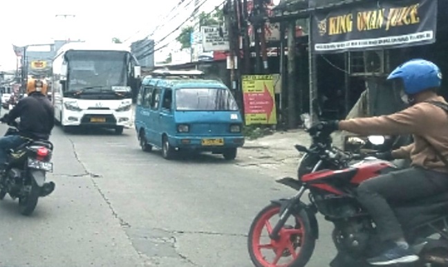 Kondisi Jalan Raya Limo yang mengalami kepadatan kendaraan. (Sumber foto: Jurnal Depok)
