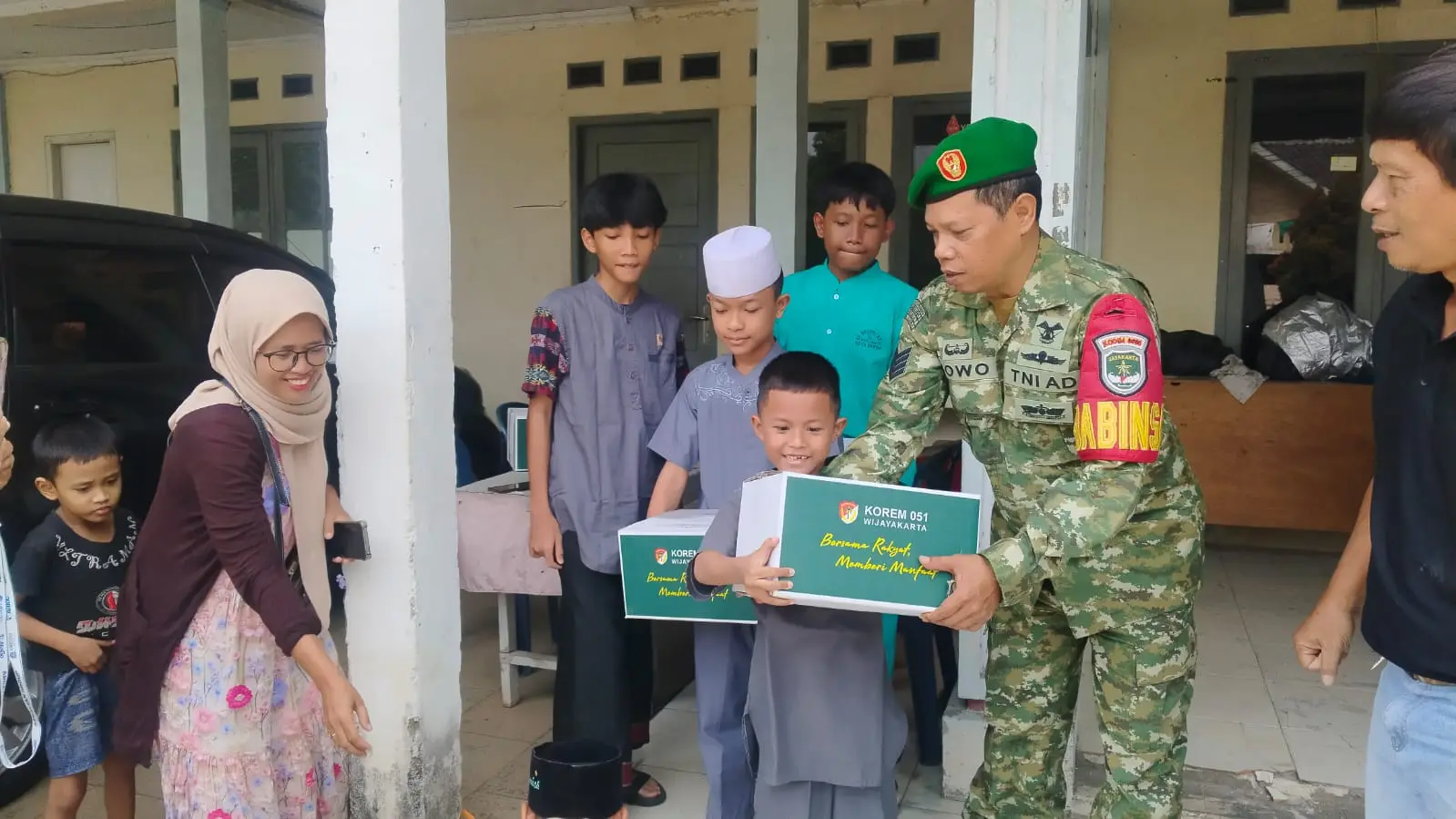 Penyaluran bantuan sembako untuk warga kurang mampu dan anak yatim diselenggarakan oleh Koramil 02/Beji lewat agenda Jumat Berkah di Kecamatan Beji, Kota Depok, Jumat (23/10/26). (Foto: Dok. Narasumber)