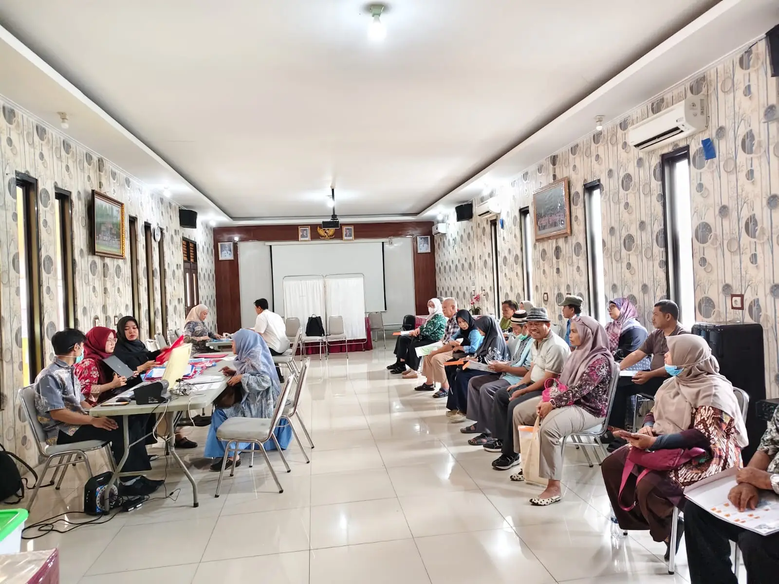 Para Calon Jamaah Haji menjalani program pemeriksaan kesehatan gratis yang diselenggarakan oleh Puskesmas Sukmajaya. (Sumber foto: Dokumentasi Puskesmas Sukmajaya)