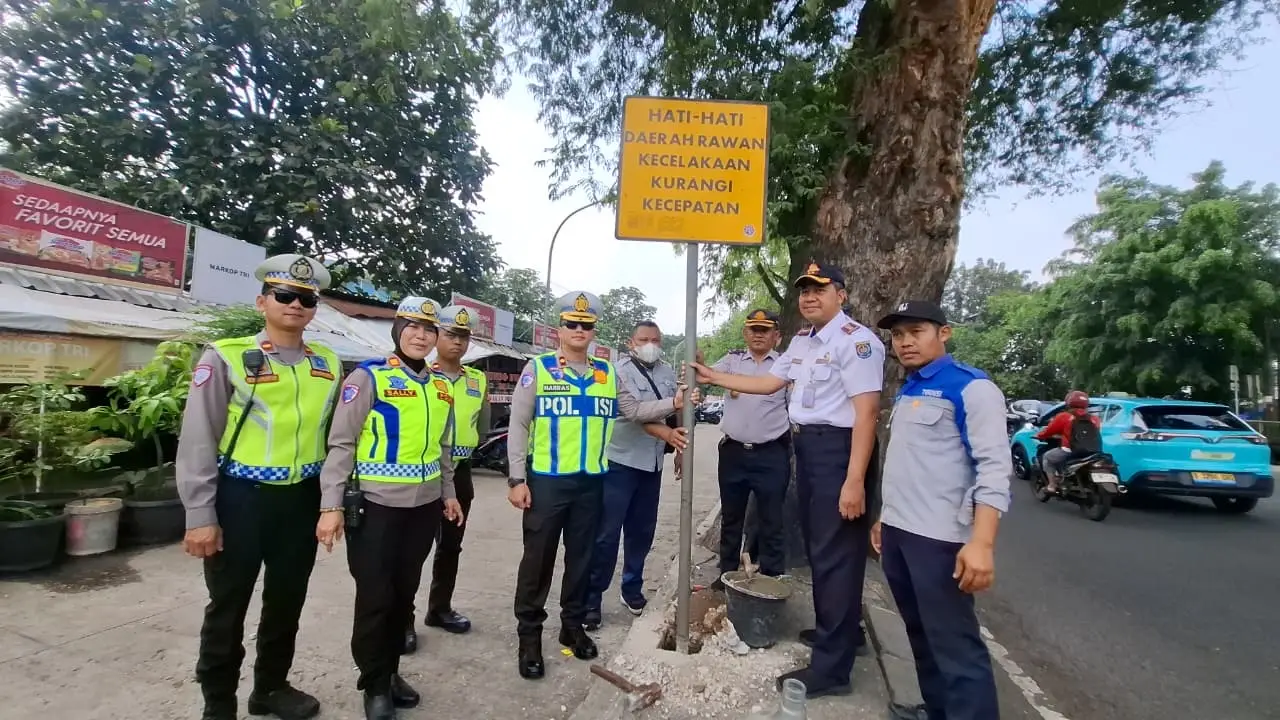 Guna menekan angka kecelakaan, Satlantas Polres Metro Depok berkolaborasi dengan Dishub Kota Depok menata ulang dan memindahkan posisi rambu lalu lintas di titik rawan Jalan Raya Bogor pada Rabu (30/9/2026). (Foto: Diskominfo Depok)