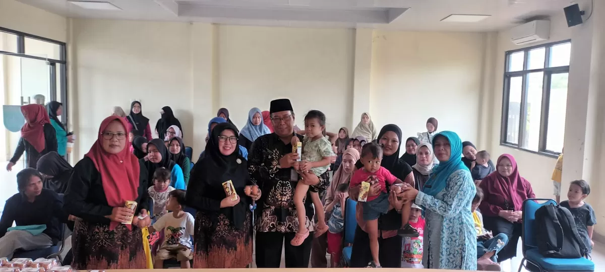 Lurah Serua, Ikhwan membagikan paket makanan bergizi kepada warga dalam program Setel Kuping. (Foto: Dokumentasi Narasumber)