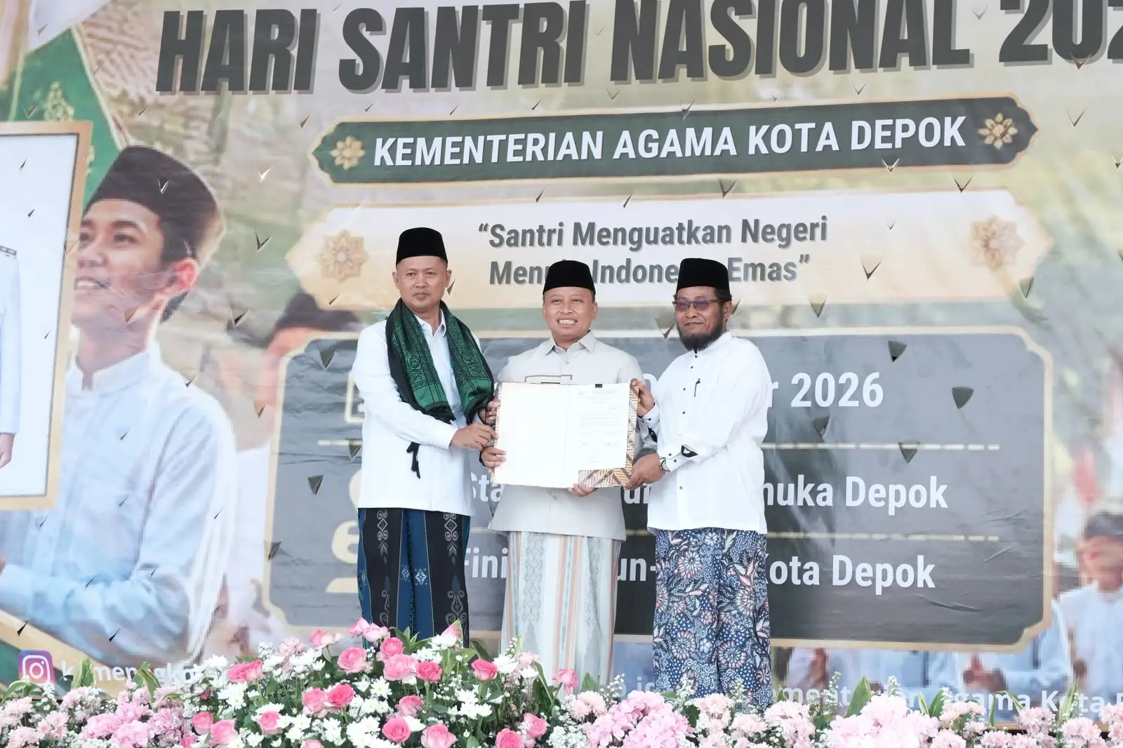 Pembacaan Deklarasi Pesantren Aman dan Nyaman saat Kirab Hari Santri Tingkat Kota Depok 2026 yang berlangsung di Alun-Alun Kota Depok, Rabu (21/10/26). (Foto: Diskominfo Depok).