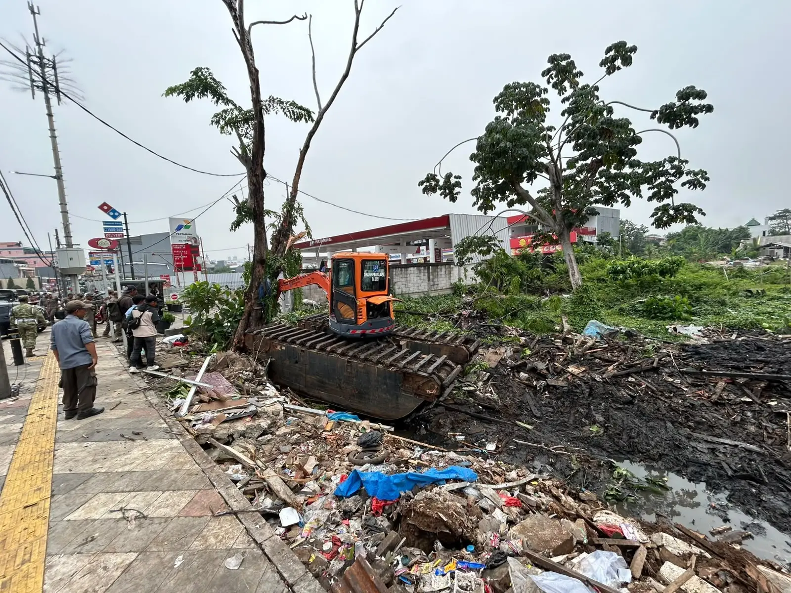 Satpol PP Kota Depok membongkar bangunan liar di Jalan Komjen Pol. M. Jasin, Kelurahan Tugu, Cimanggis, pada Kamis (29/10/26). Langkah tegas ini dilakukan karena bangunan tersebut menempati area fasilitas sosial dan umum serta menyumbat saluran air setempat. (Foto: Diskominfo Depok)