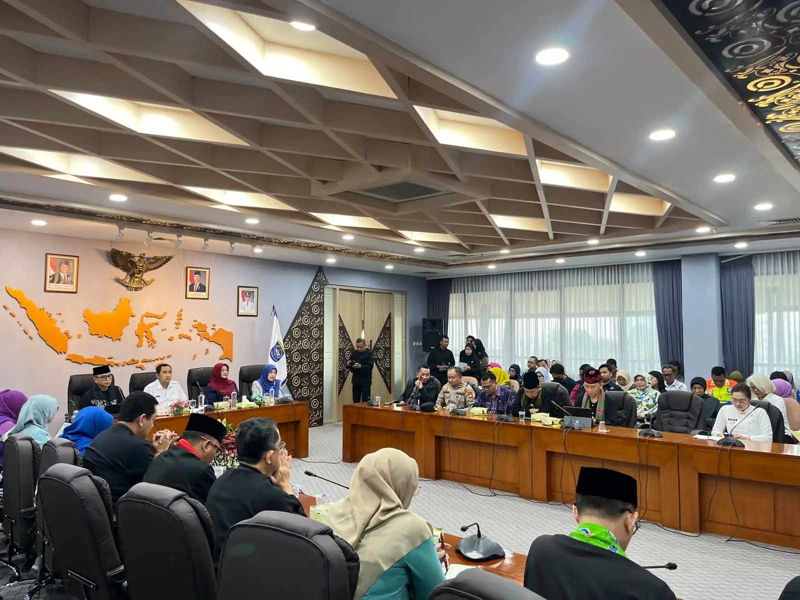 Pelaksanaan verifikasi lapangan Penghargaan Parahita Ekapraya 2026 yang berlangsung secara daring dari Aula Edelweis, Lantai 5 Balai Kota, pada Kamis (29/10/26). (Foto: Diskominfo Depok)