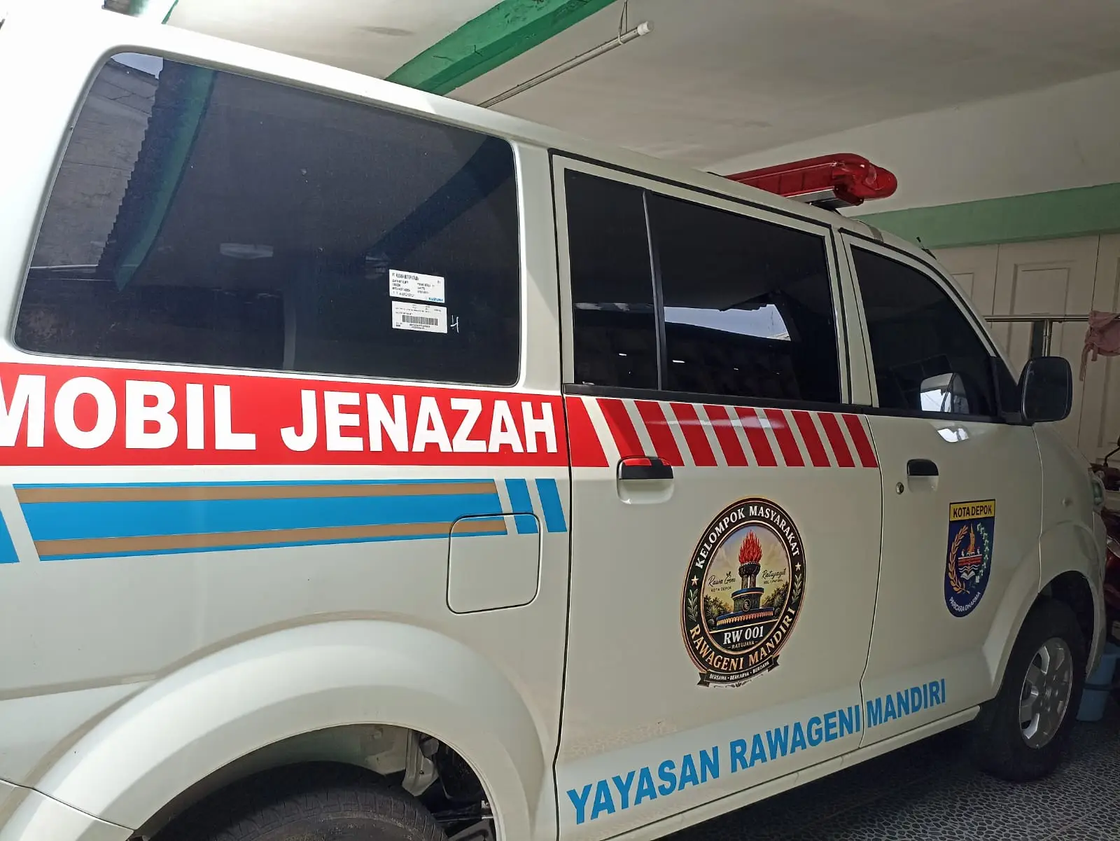 Melalui alokasi program Dana RW senilai Rp300 juta dari Pemkot Depok, pengurus RW 01 Rawageni, Kelurahan Ratujaya, Kecamatan Cipayung meralisasikannya untuk pengadaan sarana mobil jenazah. (Foto: Dok. Narasumber)