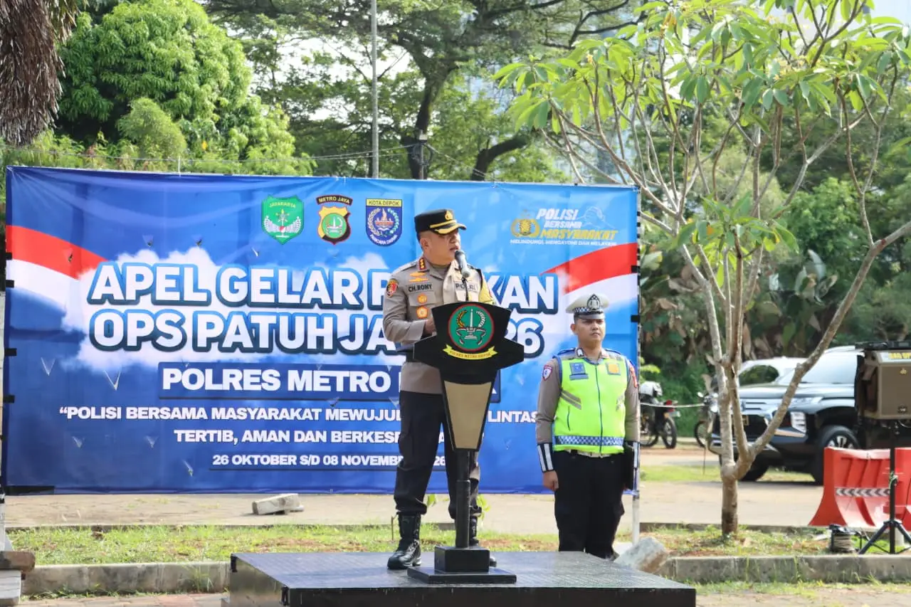 Suasana Apel Gelar Pasukan Operasi Patuh Jaya 2026 yang berlangsung pada Senin (26/10/2026), diisi dengan sambutan dari Kapolres Metro Depok, Kombes Pol Christian Rony Putra. (Foto: Humas Polres Depok)