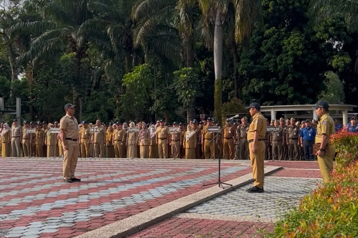 Apel pagi di Lapangan Balai Kota Depok pada Senin (26/10/2026) dipimpin oleh Wakil Wali Kota Depok, Chandra Rahmansyah. (Foto: Diskominfo Depok)