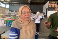 Kepala Dinas Lingkungan Hidup dan Kebersihan Kota Depok, Reni Siti Nuraeni, saat diwawancarai setelah giat Opsih di Jalan Pemuda, Pancoran Mas pada Jumat (09/10/2026). (Sumber foto: Siaran Depok/AN Rafi)