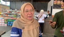 Kepala Dinas Lingkungan Hidup dan Kebersihan Kota Depok, Reni Siti Nuraeni, saat diwawancarai setelah giat Opsih di Jalan Pemuda, Pancoran Mas pada Jumat (09/10/2026). (Sumber foto: Siaran Depok/AN Rafi)