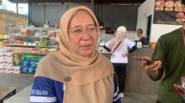 Kepala Dinas Lingkungan Hidup dan Kebersihan Kota Depok, Reni Siti Nuraeni, saat diwawancarai setelah giat Opsih di Jalan Pemuda, Pancoran Mas pada Jumat (09/10/2026). (Sumber foto: Siaran Depok/AN Rafi)