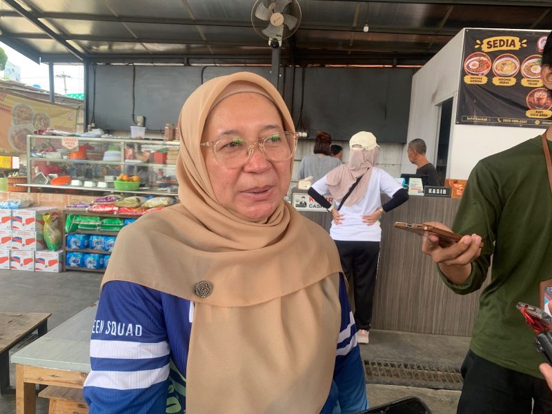 Kepala Dinas Lingkungan Hidup dan Kebersihan Kota Depok, Reni Siti Nuraeni, saat diwawancarai setelah giat Opsih di Jalan Pemuda, Pancoran Mas pada Jumat (09/10/2026). (Sumber foto: Siaran Depok/AN Rafi)