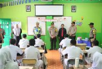 Kapolres Metro Depok, Kombes (Pol). Dr. Christian Rony Putra saat menyambangi Sekolah Citra Negara. (Sumber foto: Istimewa)