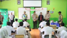 Kapolres Metro Depok, Kombes (Pol). Dr. Christian Rony Putra saat menyambangi Sekolah Citra Negara. (Sumber foto: Istimewa)
