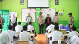 Kapolres Metro Depok, Kombes (Pol). Dr. Christian Rony Putra saat menyambangi Sekolah Citra Negara. (Sumber foto: Istimewa)