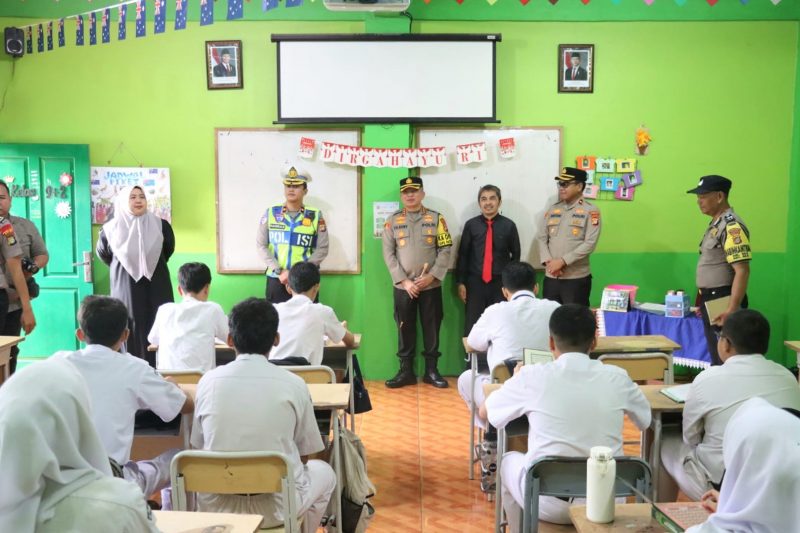 Kapolres Metro Depok, Kombes (Pol). Dr. Christian Rony Putra saat menyambangi Sekolah Citra Negara. (Sumber foto: Istimewa)