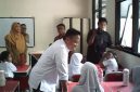 Interaksi hangat dan singkat Wali Kota Depok, Supian Suri kepada para siswa saat meninjau sarana prasana pendidikan di SDN Depok Baru 8, Kecamatan Pancoran Mas, Senin (19/10/26). (Sumber foto: Siaran Depok/AN Rafi)
