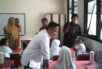 Interaksi hangat dan singkat Wali Kota Depok, Supian Suri kepada para siswa saat meninjau sarana prasana pendidikan di SDN Depok Baru 8, Kecamatan Pancoran Mas, Senin (19/10/26). (Sumber foto: Siaran Depok/AN Rafi)