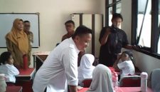 Interaksi hangat dan singkat Wali Kota Depok, Supian Suri kepada para siswa saat meninjau sarana prasana pendidikan di SDN Depok Baru 8, Kecamatan Pancoran Mas, Senin (19/10/26). (Sumber foto: Siaran Depok/AN Rafi)