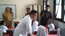Interaksi hangat dan singkat Wali Kota Depok, Supian Suri kepada para siswa saat meninjau sarana prasana pendidikan di SDN Depok Baru 8, Kecamatan Pancoran Mas, Senin (19/10/26). (Sumber foto: Siaran Depok/AN Rafi)