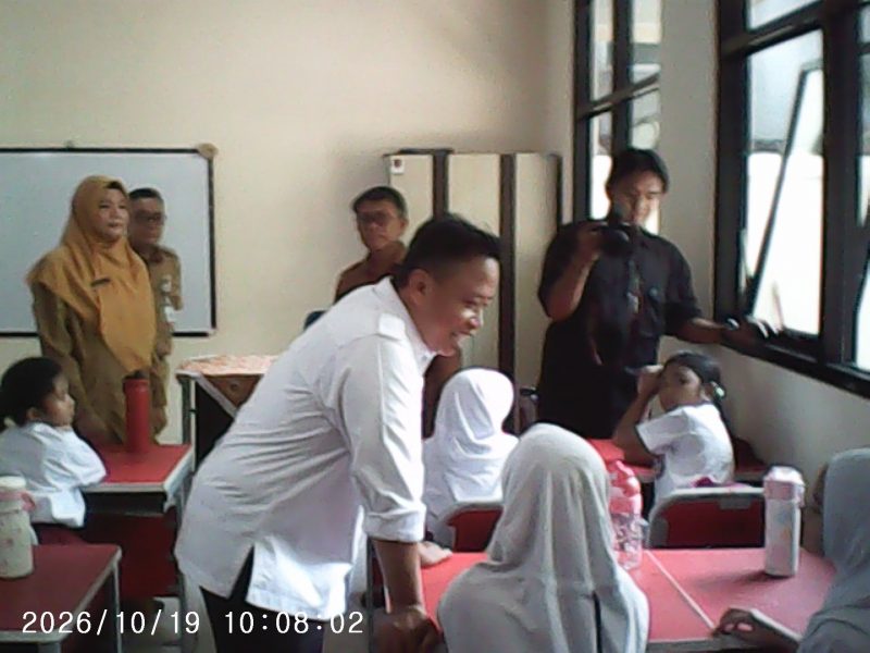 Interaksi hangat dan singkat Wali Kota Depok, Supian Suri kepada para siswa saat meninjau sarana prasana pendidikan di SDN Depok Baru 8, Kecamatan Pancoran Mas, Senin (19/10/26). (Sumber foto: Siaran Depok/AN Rafi)