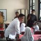 Interaksi hangat dan singkat Wali Kota Depok, Supian Suri kepada para siswa saat meninjau sarana prasana pendidikan di SDN Depok Baru 8, Kecamatan Pancoran Mas, Senin (19/10/26). (Sumber foto: Siaran Depok/AN Rafi)