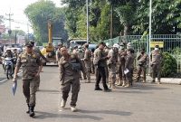 Satpol PP Kota Depok tertibkan puluhan bangun liar di Jalan Raya Bogor KM 31, Cimanggis, Kota Depok.