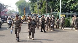 Satpol PP Kota Depok tertibkan puluhan bangun liar di Jalan Raya Bogor KM 31, Cimanggis, Kota Depok.