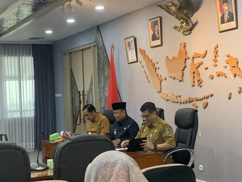 Wali Kota Depok, Supian Suri memimpin rapat koordinasi mengenai tata kelola Pasar Cisalak yang bertempat di Ruang Rapat Edelweis, Senin (5/10/2026). (Sumber foto: Siaran Depok/AN Rafi)