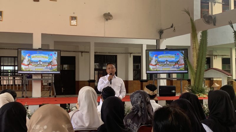 Pelatihan guru matematika berbasis metode GASING di SMAN 4 Depok resmi dibuka oleh Wali Kota Depok, Supian Suri pada Rabu (07/10/26). (Kredit foto: Siaran Depok/AN Rafi)