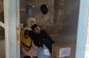 Wali Kota Depok, Supian Suri menyerahkan bantuan berupa sembako dan peralatan rumah tangga kepada Sri Mandaryati (77), warga RW 20 Kelurahan Baktijaya. (Sumber foto: Siaran Depok/AN Rafi)