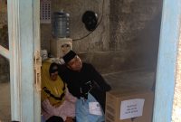 Wali Kota Depok, Supian Suri menyerahkan bantuan berupa sembako dan peralatan rumah tangga kepada Sri Mandaryati (77), warga RW 20 Kelurahan Baktijaya. (Sumber foto: Siaran Depok/AN Rafi)