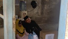 Wali Kota Depok, Supian Suri menyerahkan bantuan berupa sembako dan peralatan rumah tangga kepada Sri Mandaryati (77), warga RW 20 Kelurahan Baktijaya. (Sumber foto: Siaran Depok/AN Rafi)