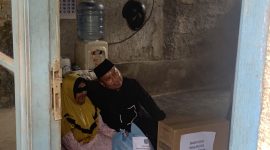 Wali Kota Depok, Supian Suri menyerahkan bantuan berupa sembako dan peralatan rumah tangga kepada Sri Mandaryati (77), warga RW 20 Kelurahan Baktijaya. (Sumber foto: Siaran Depok/AN Rafi)