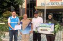 Pada agenda apel pagi pada Jumat (9/10/2026), Wakil Wali Kota Depok Chandra Rahmansyah (kedua dari kanan) tampak secara simbolis menerima pohon tabebuya. (Sumber: Siaran Depok/AN Rafi)