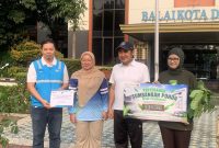 Pada agenda apel pagi pada Jumat (9/10/2026), Wakil Wali Kota Depok Chandra Rahmansyah (kedua dari kanan) tampak secara simbolis menerima pohon tabebuya. (Sumber: Siaran Depok/AN Rafi)