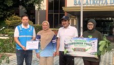 Pada agenda apel pagi pada Jumat (9/10/2026), Wakil Wali Kota Depok Chandra Rahmansyah (kedua dari kanan) tampak secara simbolis menerima pohon tabebuya. (Sumber: Siaran Depok/AN Rafi)
