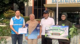 Pada agenda apel pagi pada Jumat (9/10/2026), Wakil Wali Kota Depok Chandra Rahmansyah (kedua dari kanan) tampak secara simbolis menerima pohon tabebuya. (Sumber: Siaran Depok/AN Rafi)