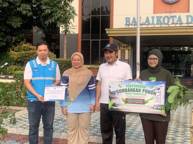 Pada agenda apel pagi pada Jumat (9/10/2026), Wakil Wali Kota Depok Chandra Rahmansyah (kedua dari kanan) tampak secara simbolis menerima pohon tabebuya. (Sumber: Siaran Depok/AN Rafi)
