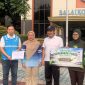 Pada agenda apel pagi pada Jumat (9/10/2026), Wakil Wali Kota Depok Chandra Rahmansyah (kedua dari kanan) tampak secara simbolis menerima pohon tabebuya. (Sumber: Siaran Depok/AN Rafi)