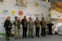 Wakil Wali Kota Depok, Chandra Rahmansyah (ketiga dari kanan) didampingi Kadiskominfo dan Sekdisporyata membuka Harmoni Angklung 2026 di Depok Town Square, Minggu (11/10/26). (Sumber foto: Siaran Depok/AN Rafi)