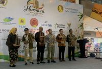Wakil Wali Kota Depok, Chandra Rahmansyah (ketiga dari kanan) didampingi Kadiskominfo dan Sekdisporyata membuka Harmoni Angklung 2026 di Depok Town Square, Minggu (11/10/26). (Sumber foto: Siaran Depok/AN Rafi)