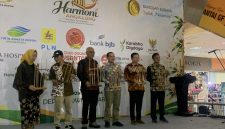 Wakil Wali Kota Depok, Chandra Rahmansyah (ketiga dari kanan) didampingi Kadiskominfo dan Sekdisporyata membuka Harmoni Angklung 2026 di Depok Town Square, Minggu (11/10/26). (Sumber foto: Siaran Depok/AN Rafi)