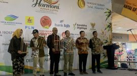 Wakil Wali Kota Depok, Chandra Rahmansyah (ketiga dari kanan) didampingi Kadiskominfo dan Sekdisporyata membuka Harmoni Angklung 2026 di Depok Town Square, Minggu (11/10/26). (Sumber foto: Siaran Depok/AN Rafi)