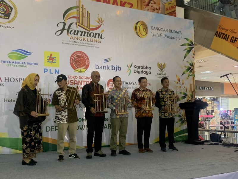 Wakil Wali Kota Depok, Chandra Rahmansyah (ketiga dari kanan) didampingi Kadiskominfo dan Sekdisporyata membuka Harmoni Angklung 2026 di Depok Town Square, Minggu (11/10/26). (Sumber foto: Siaran Depok/AN Rafi)