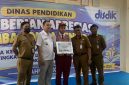 Bramantyo menerima penghargaan dari Wakil Wali Kota Depok, Chandra Rahmansyah bersama Kepala Dinas Pendidikan Kota Depok, Wahid Suryono di Gedung PGRI Kota Depok (Dokumentasi: Siaran Depok/AN Rafi).