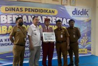 Bramantyo menerima penghargaan dari Wakil Wali Kota Depok, Chandra Rahmansyah bersama Kepala Dinas Pendidikan Kota Depok, Wahid Suryono di Gedung PGRI Kota Depok (Dokumentasi: Siaran Depok/AN Rafi).