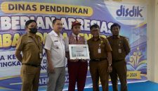 Bramantyo menerima penghargaan dari Wakil Wali Kota Depok, Chandra Rahmansyah bersama Kepala Dinas Pendidikan Kota Depok, Wahid Suryono di Gedung PGRI Kota Depok (Dokumentasi: Siaran Depok/AN Rafi).