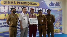 Bramantyo menerima penghargaan dari Wakil Wali Kota Depok, Chandra Rahmansyah bersama Kepala Dinas Pendidikan Kota Depok, Wahid Suryono di Gedung PGRI Kota Depok (Dokumentasi: Siaran Depok/AN Rafi).