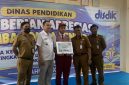 Wakil Wali Kota Depok, Chandra Rahmansyah (kedua dari kiri), memberikan apresiasi berupa penghargaan kepada para siswa SD berprestasi yang memenangkan Lomba-Lomba Pendidikan. Acara penyerahan ini berlangsung di Gedung PGRI Kota Depok, Grand Depok City, pada Senin (12/10/2026). (Foto: Siaran Depok/AN Rafi)
