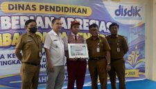 Wakil Wali Kota Depok, Chandra Rahmansyah (kedua dari kiri), memberikan apresiasi berupa penghargaan kepada para siswa SD berprestasi yang memenangkan Lomba-Lomba Pendidikan. Acara penyerahan ini berlangsung di Gedung PGRI Kota Depok, Grand Depok City, pada Senin (12/10/2026). (Foto: Siaran Depok/AN Rafi)